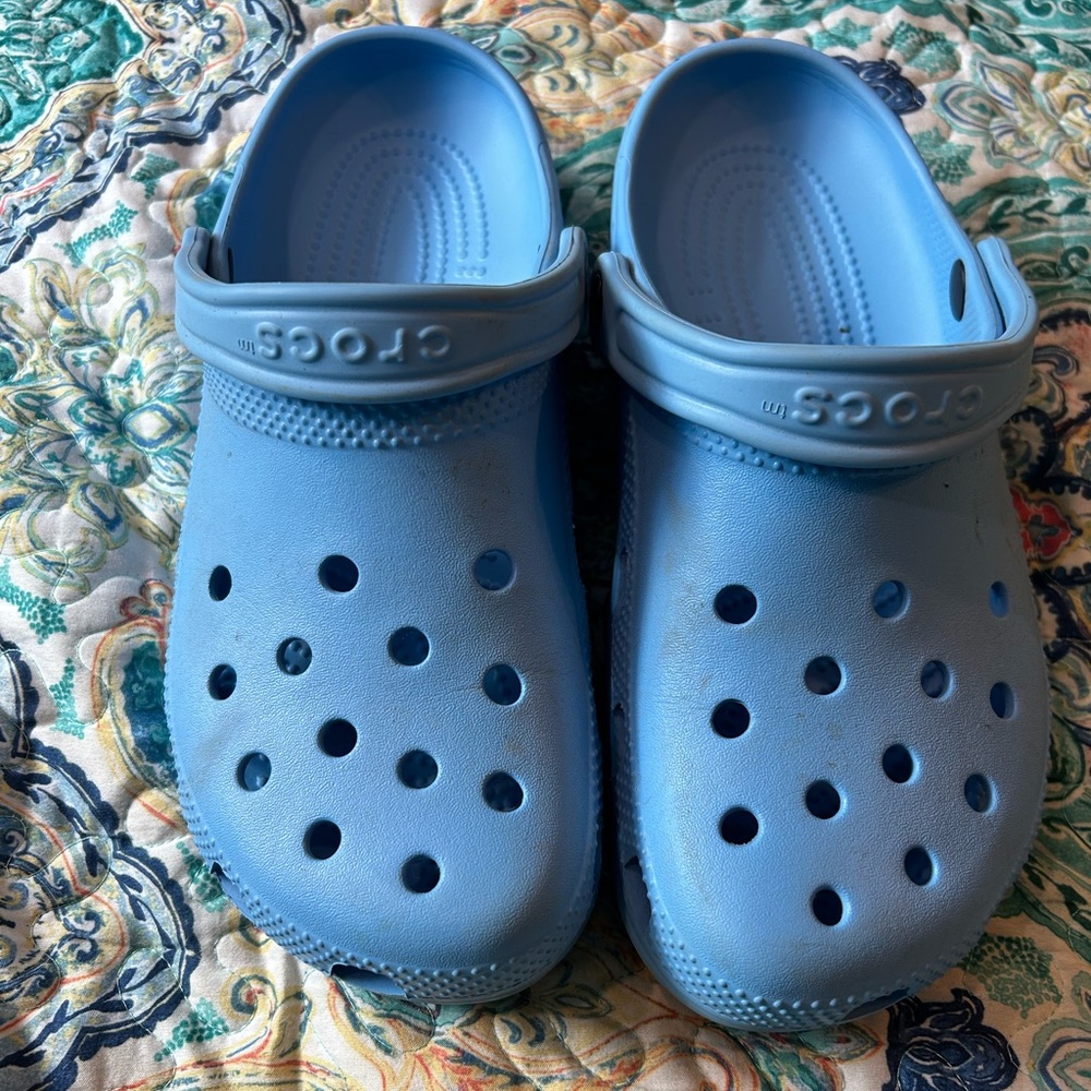 Women’s 9/men’s 7 blue crocs